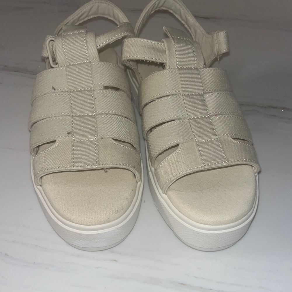 TOMS off white women’s size 6 sandal